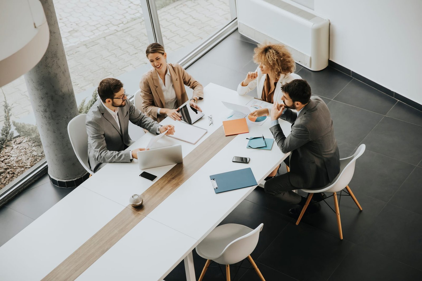 Equipe em reunião de consultoria de planos de saúde empresariais